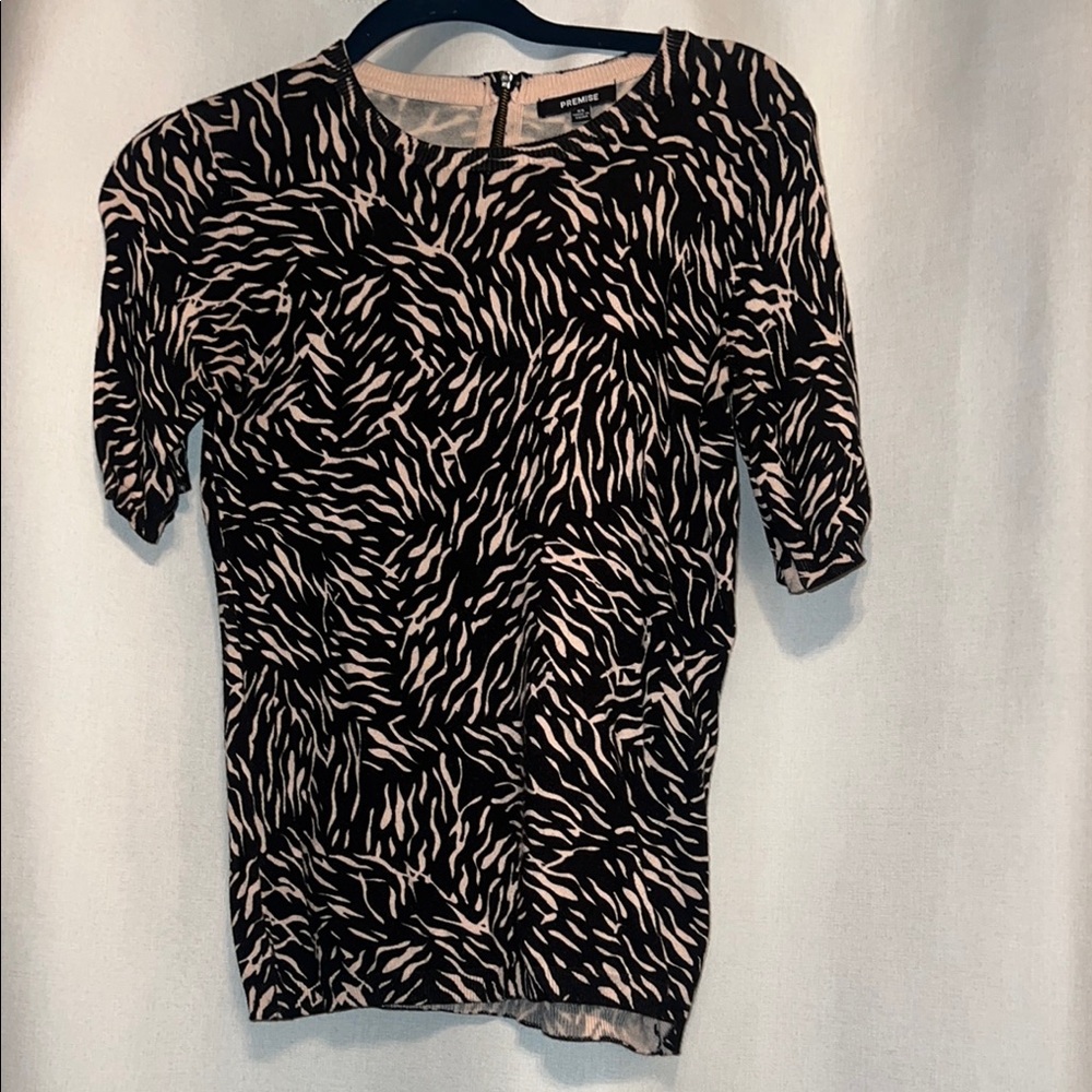 Express Black and White Fitted 3/4 Sleeve Crew Neck Blouse